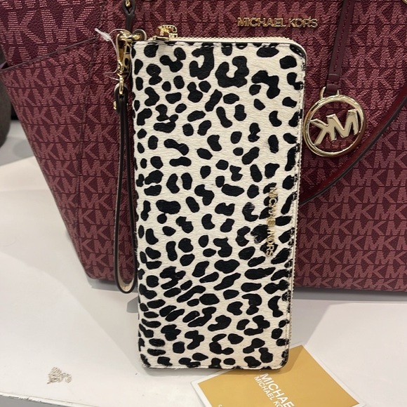 MICHAEL KORS
Leather Lg Continental Wristlet Phone Wallet Exotic Print Hair Calf - Picture 8 of 16
